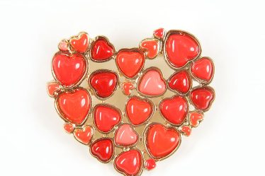 Brosa martisor inimi rosii