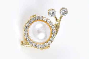 Brosa martisor melc cu perla alba