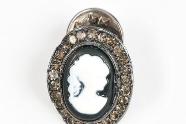 Brosa martisor ovala Dama cu Camelii