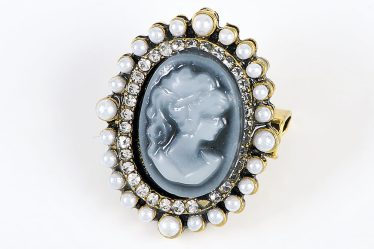 Brosa martisor ovala Dama cu camelii