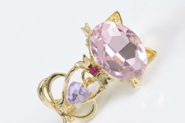 Brosa martisor pisica aurie cu piatra roz