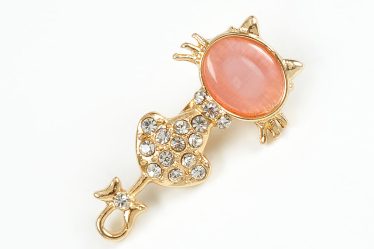 Brosa martisor pisica cu pietre albe