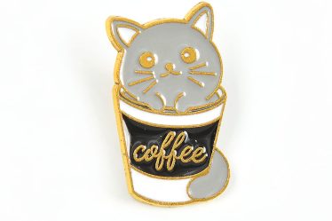 Brosa martisor pisica gri in ceasca