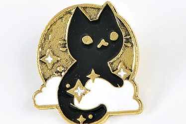 Brosa martisor pisica neagra pe nor