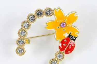 Brosa martisor potcoava aurie cu floare galbena