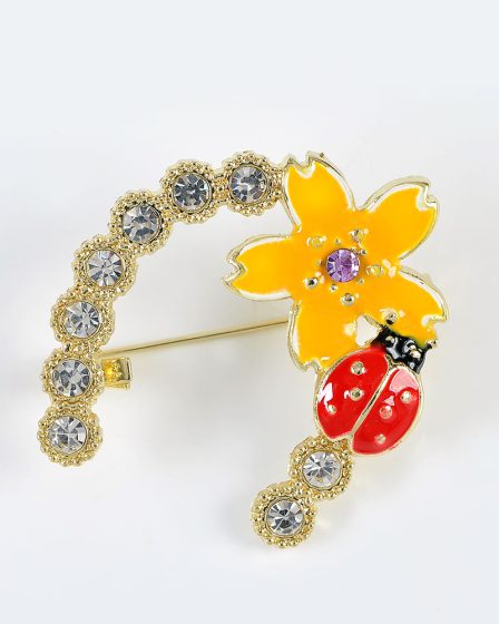 Brosa martisor potcoava aurie cu floare galbena
