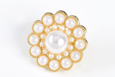 Brosa martisor rotunda cu perle albe