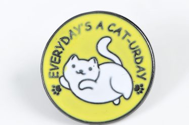 Brosa martisor rotunda cu pisica alba