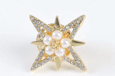 Brosa martisor stea aurie cu perle albe