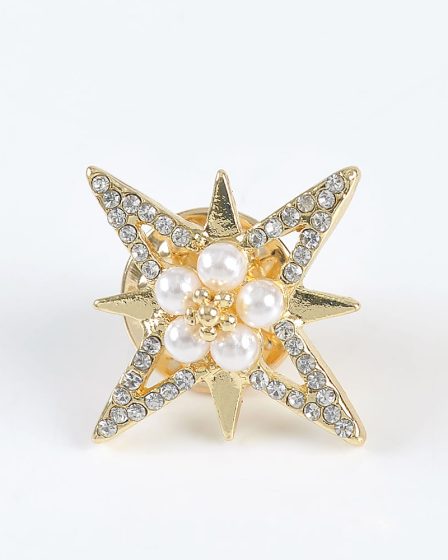 Brosa martisor stea aurie cu perle albe