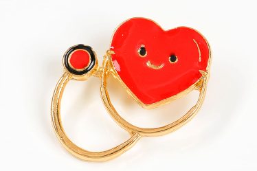 Brosa martisor stetoscop auriu cu inima rosie