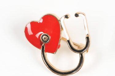 Brosa martisor stetoscop cu inima rosie