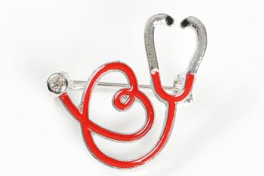 Brosa martisor stetoscop rosu