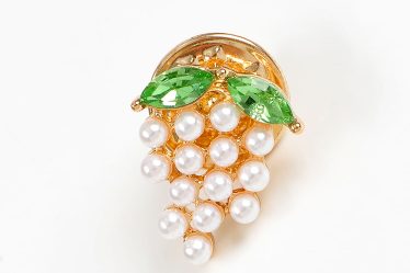 Brosa martisor strugure cu perle albe