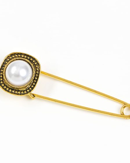 Brosa martisor tip ac de siguranta cu perla alba