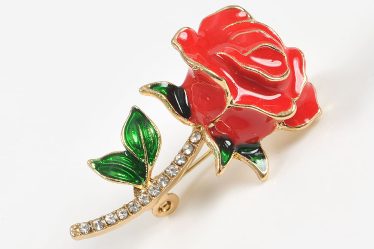 Brosa martisor trandafir rosu cu detalii aurii