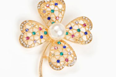 Brosa martisor trifoi auriu cu pietre colorate