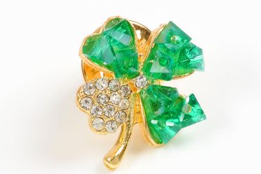 Brosa martisor trifoi auriu cu pietre verzi acrilice