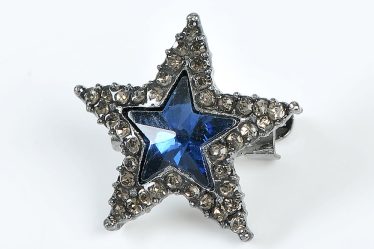 Brosa martisorstea cu piatra albastra