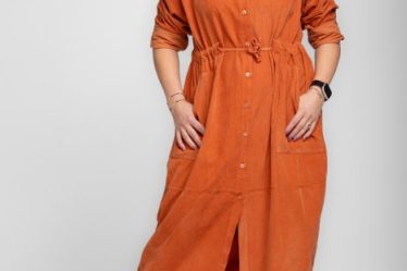 Rochie camasa din catifea reiata cu gluga si siret in talie