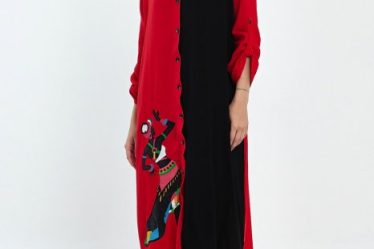 Rochie camasa oversize rosu-negru cu broderie silueta fata africana