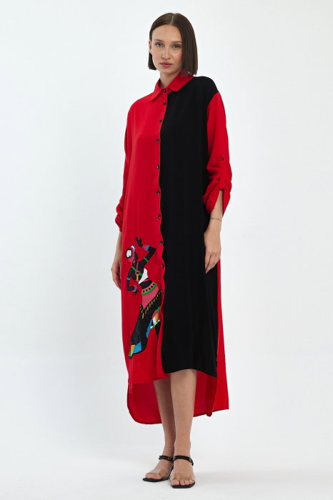 Rochie camasa oversize rosu-negru cu broderie silueta fata africana