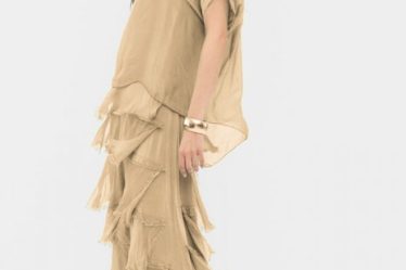 Rochie camel deschis din matase si vascoza cu  volane franjurate suprapuse
