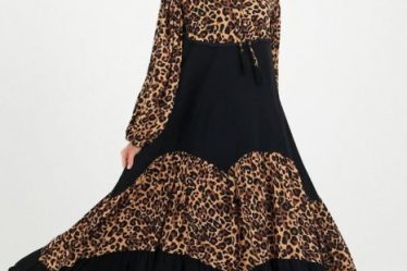 Rochie cu imprimeu animal print si volane