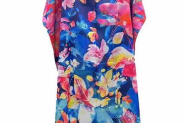 Rochie de plaja lunga tip poncho din matase cu flori fucisa pe fond albastru