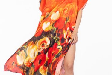 Rochie de plaja lunga tip poncho din matase cu imprimeu floral pe fond portocaliu