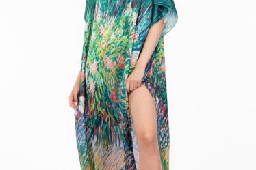 Rochie de plaja lunga tip poncho din matase cu imprimeu impresionist floral pe fond verde