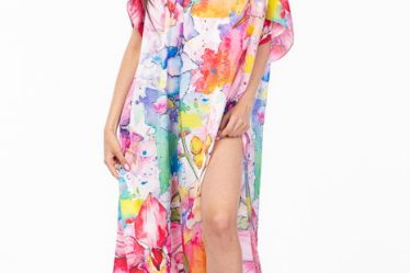 Rochie de plaja lunga tip poncho din matase cu motiv floral pastelat