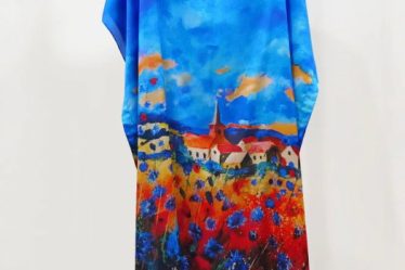 Rochie de plaja lunga tip poncho din matase cu peisaj cu maci pe fond albastru