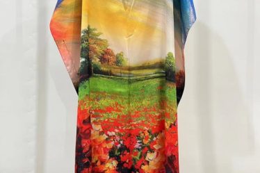 Rochie de plaja lunga tip poncho din matase cu pictura impresionista camp cu flori cu aspect de panza