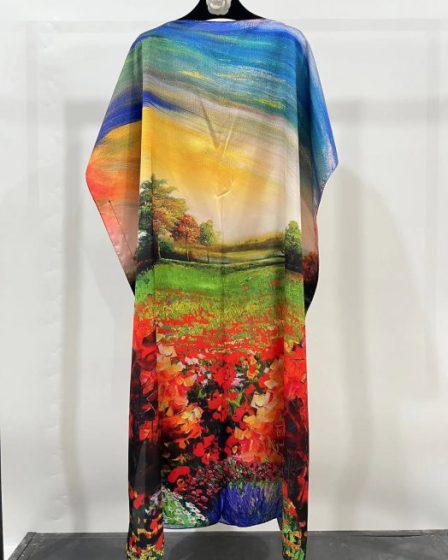 Rochie de plaja lunga tip poncho din matase cu pictura impresionista camp cu flori cu aspect de panza