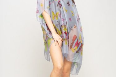 Rochie de plaja tip poncho cu fluturi pe fond gri deschis