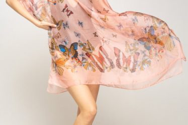 Rochie de plaja tip poncho cu fluturi pe fond roz