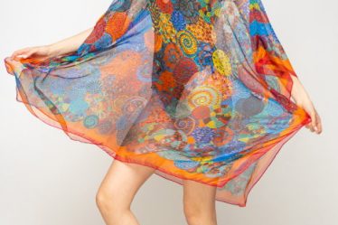 Rochie de plaja tip poncho cu mandale multicolore si margine rosie cu portocaliu