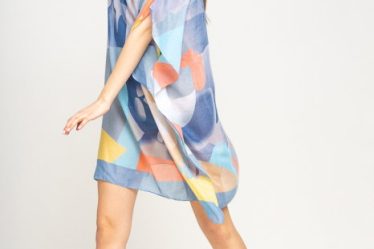 Rochie de plaja tip poncho cu model abstract in nuante de albastru jeans