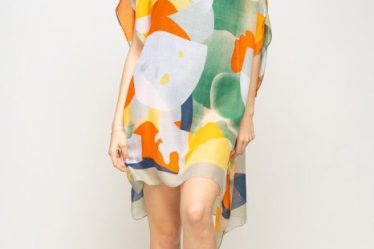 Rochie de plaja tip poncho cu model abstract in nuante de portocaliu