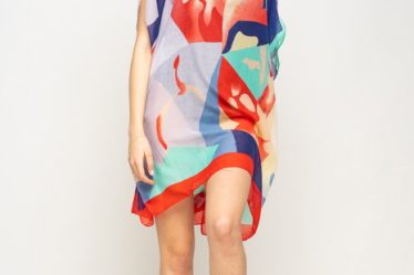Rochie de plaja tip poncho cu model abstract in nuante de rosu