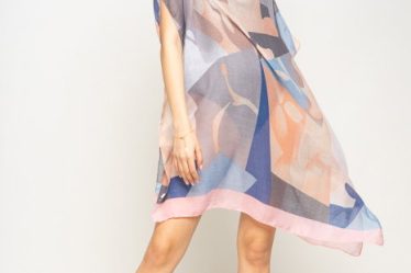 Rochie de plaja tip poncho cu model abstract in nuante de roz