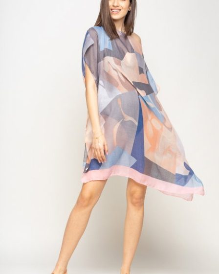 Rochie de plaja tip poncho cu model abstract in nuante de roz