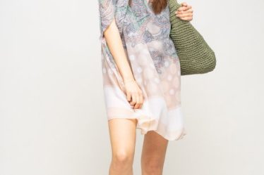 Rochie de plaja tip poncho cu motive florale si buline bej