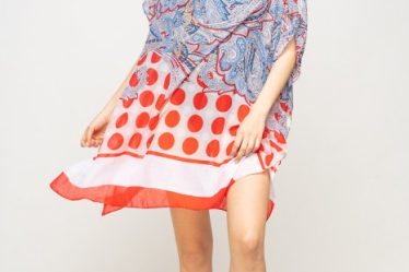 Rochie de plaja tip poncho cu motive florale si buline rosii