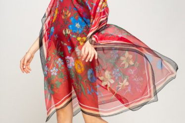 Rochie de plaja tip poncho de plaja cu flori si fluturi pe fond rosu