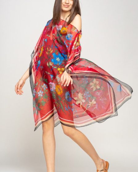 Rochie de plaja tip poncho de plaja cu flori si fluturi pe fond rosu