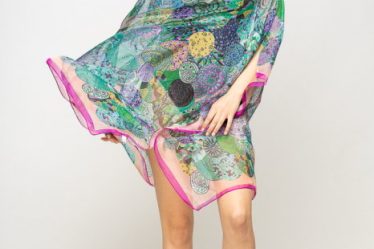 Rochie de plaja tip poncho de plaja cu mandale multicolore si margine mov cu roz
