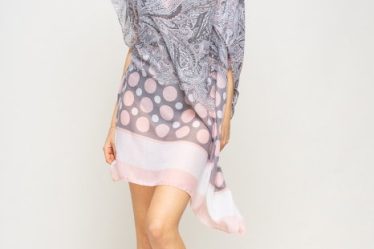 Rochie de plaja tip poncho de plaja cu motive florale si buline roz