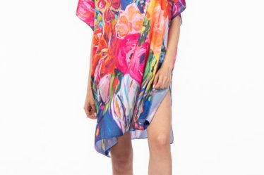 Rochie de plaja tip poncho din matase cu flori fucsia pe fond albstru